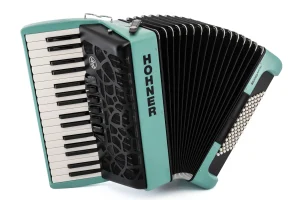 Das Bild zeigt ein mintfarbenes Hohner Bravo 72 myColor Akkordeon mit schwarzen Balgen und weißen Tasten auf einem weißen Hintergrund.