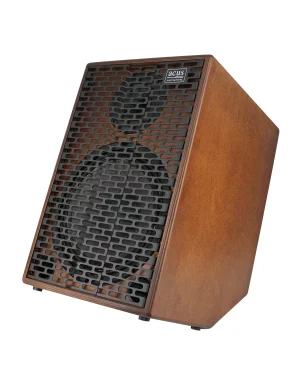 AUTO-DRAFT: Ein brauner Gitarrenverstärker mit Metallsiebfront steht schräg vor weißem Hintergrund.