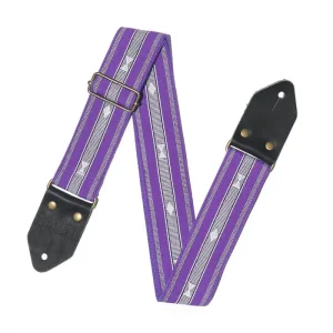 Ein violetter Panlipi Manila SAG03 Gitarrengurt mit weißen Streifen und rautenförmigen Mustern, schwarzen Lederenden und Metallschnallen liegt auf einem weißen Hintergrund.