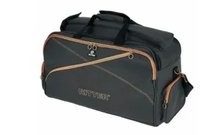 Eine schwarze Ritter RBS7 3er Trompeten Gigbag ist zu sehen, die mit beigen Akzenten an Reißverschlüssen, Nähten und Logo versehen ist.