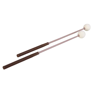 Zwei Studio 49 S4 Xylophonschlägel mit gerippten, braunen Stielen und weißen Köpfen liegen diagonal auf weißem Hintergrund.