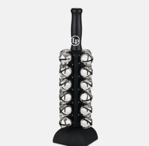 Die Latin Percussion LP3724 Sleigh Bells mit eingebautem Ständer, bestehend aus einem schwarzen Griff mit LP-Logo, einer Reihe von silberfarbenen Schellen und einem schwarzen Standfuß, sind vor einem hellgrauen Hintergrund abgebildet.