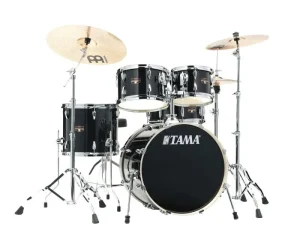 Ein schwarzes, hochglänzendes Tama Imperialstar Schlagzeug ist auf einem weißen Hintergrund aufgebaut, bestehend aus einer Bassdrum, einer Snare Drum, zwei Hängetoms, einem Standtom und mehreren goldenen Becken.
