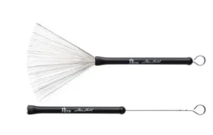 Das Bild zeigt ein Paar silberfarbener Vic Firth SGWB Steve Gadd Signature Brushes Trommelbesen mit schwarzen Griffen und Aufhängösen.