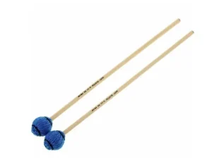 Zwei Vic Firth M25 Signature Gary Burton Mallets mit blauen, umwickelten Köpfen und hellbraunen Holzgriffen liegen parallel nebeneinander auf einem weißen Hintergrund.