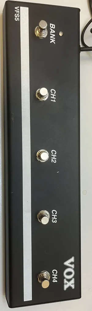 Das Bild zeigt einen schwarzen Vox-Footswitch VFS5 mit fünf silberfarbenen Knöpfen, beschriftet mit "BANK", "CH1", "CH2", "CH3" und "CH4" sowie einer weißen Modellbezeichnung und einem Vox-Logo.