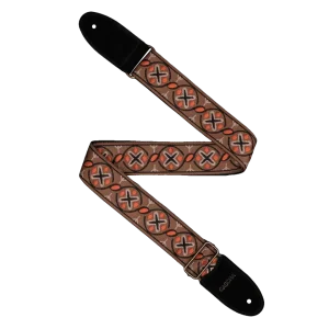 Ein Ukulelengurt von Cascha, Modell CUS-JW3 Jaquard Cross, mit einem braunen Textilband und einem Muster aus sich wiederholenden, orangefarbenen Kreuzen in schwarzen Kreisen, verbunden durch gewellte Linien, sowie schwarzen Lederenden, liegt vor einem schwarzen Hintergrund.