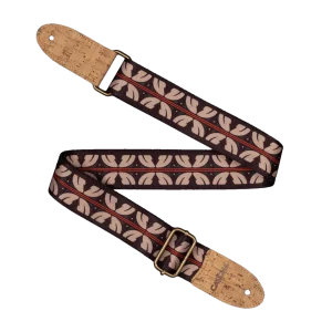 Der abgebildete Cascha CUS-VC10 Ukulele Gurt Vegan Kork mit Ethnic Red Stripes liegt diagonal auf schwarzem Grund und zeigt ein Muster aus cremefarbenen Blättern und roten Streifen auf braunem Hintergrund, verbunden mit Korkenden und goldfarbenen Metallschnallen.