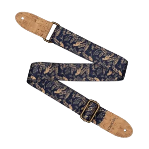 Der Cascha CUS-VC2 Ukulele Gurt Vegan Kork - Midnight Birds ist ein dunkelblauer Ukulelengurt mit beigem Vogel- und Pflanzenmuster, veganen Korkenden und goldfarbenen Metallschnallen.