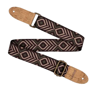 Ein veganer Ukulelengurt aus Kork von Cascha in Form eines Zickzackbandes mit einem Chevron-Muster in den Farben Grün, Braun und Beige ist auf einem schwarzen Hintergrund zu sehen.