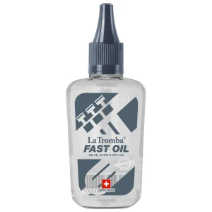 Eine durchsichtige, rechteckige Plastikflasche mit grauem Drehverschluss und dem Aufdruck "La Tromba FAST OIL" sowie einem grauen Ventil-Symbol und einer Schweizer Flagge ist abgebildet.