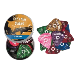 Eine Metalldose mit dem Aufdruck "Let's Play Guitar!" und dem Cascha-Logo, gefüllt mit Gitarrenplektren verschiedener Farben und Stärken, sowie eine Gruppe aus diesen einzelnen Cascha Plektren, welche Farben in Grün, Lila, Pink und Rottönen beinhalten.