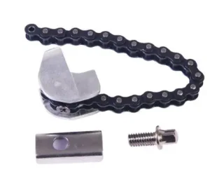 Eine schwarze Tama HP2-52 Kette für HP200 und HP30 ist zusammen mit einem silberfarbenen Metallwinkel, einer silberfarbenen Metallplatte und einer silberfarbenen Schraube auf einem weißen Hintergrund abgebildet.