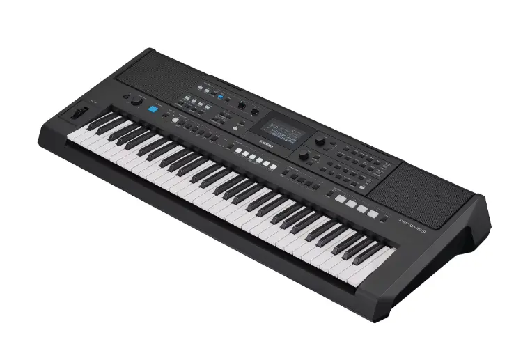 Das Bild zeigt ein schwarzes Yamaha PSR-E483 Keyboard mit weißen und schwarzen Tasten, Bedienelementen und Lautsprechern auf einem weißen Hintergrund.