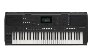 Das komplett schwarze Yamaha PSR-E583 Keyboard wird von oben mit schwarzen und weißen Tasten, Lautsprechern an den Seiten und einem zentralen Bedienfeld mit LCD-Bildschirm dargestellt.