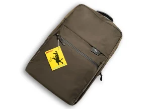 Ein brauner Roi Back Pack Rucksack für Querflöten liegt schräg auf einer weißen Fläche und hat ein gelbes Etikett.