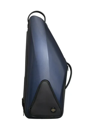 Ein bläulich-graues Selmer Tenorsaxophon Etui Supreme steht aufrecht und wird durch einen schwarzen Kunststoffgriff gehalten, wobei die untere Ecke mit einem schwarzen Lederdetail versehen ist.