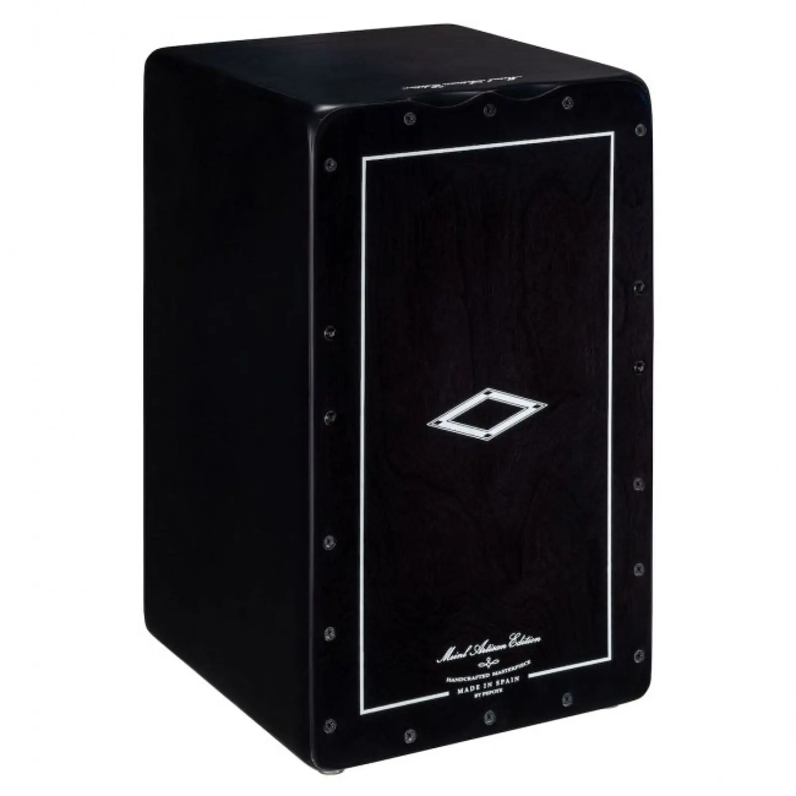 Abgebildet ist ein schwarzes Meinl Artisan Tango Cajon Satin BK mit einer rechteckigen, weißen Umrandung auf der Vorderseite, kleinen runden Nieten an den Seiten und einem weißen, rautenförmigen Logo in der Mitte.