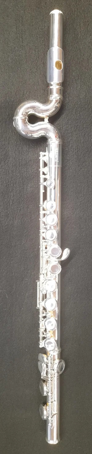 Das Bild zeigt eine gebrauchte, silberfarbene Jupiter JFL700WE C-Loop Querflöte.