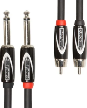 Nahaufnahme eines schwarzen Roland Klinke-Cinch-Kabels RCC-15-2R28 mit je zwei silberfarbenen Klinken- und Cinch-Steckern mit schwarzen Griffen.