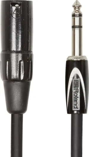 Ein schwarzes ROLAND Interconnect Cable RCC - 15 - TRXM wird gezeigt, mit einem XLR-Stecker auf der linken und einem 6,35-mm-Klinkenstecker auf der rechten Seite.