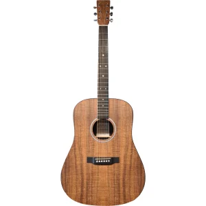 Das Bild zeigt eine nach vorne ausgerichtete, hellbraune Akustikgitarre mit dunkler Halsbeschriftung und schwarzer Brücke vor einem weißen Hintergrund.