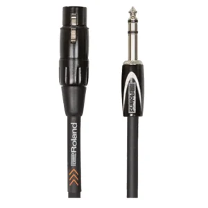 Schwarzes Roland Interconnect Cable RCC-3-TRXF mit einem XLR-Stecker links und einem Klinkenstecker rechts ist vor einem weißen Hintergrund abgebildet.