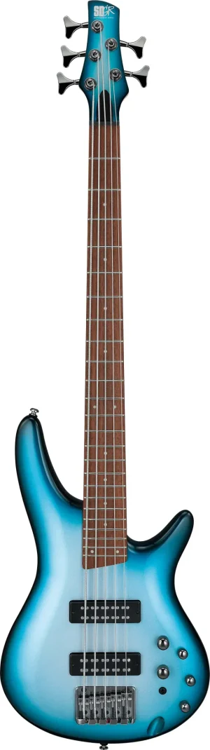 Das Bild zeigt einen Ibanez SR E-Bass mit fünf Saiten in der Farbe Deep Ocean Metallic.