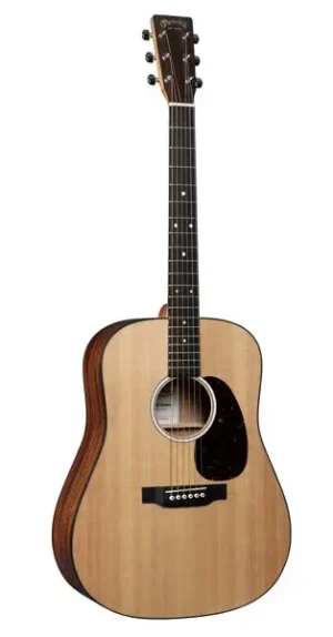 Eine MARTIN D-10E Westerngitarre mit hellem Holzkorpus, dunklem Schlagbrett und braunem Hals ist vor einem weißen Hintergrund abgebildet.