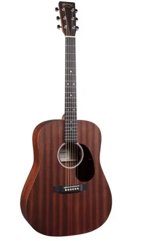 Eine braune Martin D-10E-01 SAT/SAP Westerngitarre steht aufrecht vor einem weißen Hintergrund.