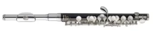 Das Bild zeigt eine Yamaha Piccolo Flöte YPC-32 ausgestellt, die aus silberfarbenen und dunklen, fast schwarzen Elementen besteht.