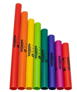Das Bild zeigt ein diatonisches Set Boomwhackers BWDG, bestehend aus acht verschiedenfarbigen, hohlen Kunststoffröhren in Rot, Orange, Gelb, Hellgrün, Türkis, Dunkelblau und Rosa, die nach ihrer Länge aufsteigend angeordnet sind und mit einer Inschrift versehen sind.