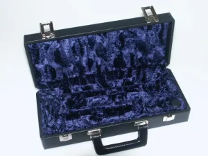 Geöffneter schwarzer Kariso Nr. 195 Trompetenkoffer mit blauem, samtartigem Innenfutter.