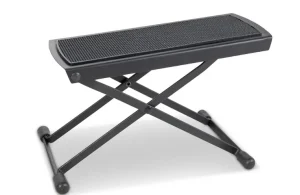 Das Bild zeigt ein GEWA Metall-Fußbänkchen FS-10 mit einer schwarzen, strukturierten Trittfläche und einem schwarzen, zusammenklappbaren Metallgestell.