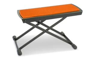 Ein GEWA Metall-Fußbänkchen FS-10 in Orange mit einem schwarzen Gestell aus Metall und einer orangefarbenen, rechteckigen Auflage ist auf einem weißen Hintergrund abgebildet.