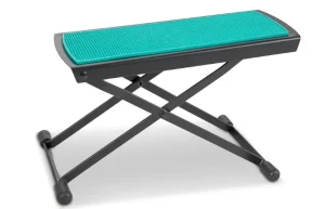 Das Bild zeigt ein GEWA Metall-Fußbänkchen FS-10 in Grün, mit einem schwarzen Metallgestell in X-Form und einer rechteckigen Auflagefläche mit einer türkisfarbenen, geriffelten Oberfläche.