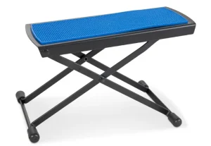 Das Bild zeigt ein GEWA Metall-Fußbänkchen FS-10 in Blau, bestehend aus einem schwarzen Metallgestell in X-Form und einer rechteckigen Fußauflage mit blauer, strukturierter Oberfläche.