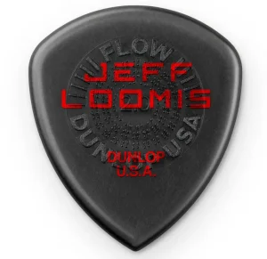 Nahaufnahme eines schwarzen Dunlop Jeff Loomis Custom FLOW® Jumbo Plektrums mit roter Aufschrift.