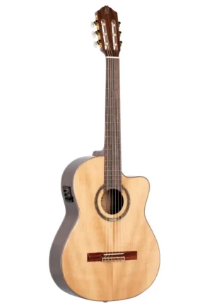 Das Bild zeigt eine Ortega RCE158SN Konzertgitarre mit hellem Holzkorpus, dunkleren Zargen und Decke, einem Cutaway, einem dunklen Griffbrett und einem Kopf mit goldenen Mechaniken, freigestellt vor einem weißen Hintergrund.