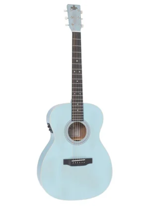 Eine hellblaue SIGMA OMME-SCB-AGED-AE Westerngitarre steht aufrecht vor einem weißen Hintergrund.