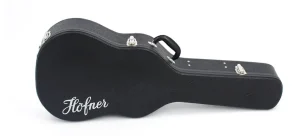 Ein schwarzer Höfner H64/4 Gitarrenkoffer liegt horizontal auf einer weißen Oberfläche und zeigt das Höfner-Logo in weiß auf der Vorderseite.