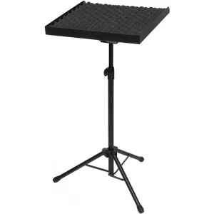 Der schwarze Stagg Percussion Tisch PCT-600 steht auf einem dreibeinigen Stativ und hat eine quadratische, schwarze Oberfläche mit einer Noppenstruktur.
