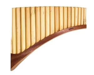 Eine goldfarbene Plaschke Panflöte mit 18 Tönen und einem braunen, gebogenen Holzrahmen ist vor einem weißen Hintergrund dargestellt.