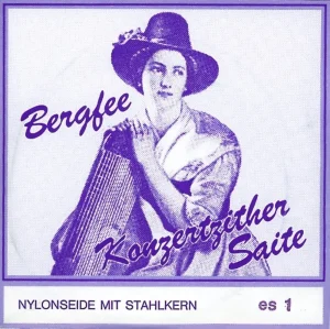 Das violette und weiße Bild zeigt ein historisches Werbeplakat für Optima Zither-Saiten, auf dem eine junge Frau in Tracht mit Hut und Zither abgebildet ist, begleitet von den Schriftzügen "Bergfee Konzertzither Saite" und "NYLONSEIDE MIT STAHLKERN".