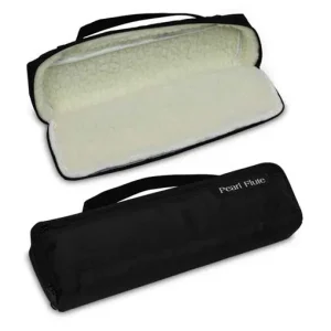 Eine offene, schwarze "Pearl Querflötentasche TFB - 5W" mit einem cremefarbenen, weichen Innenfutter liegt über einer geschlossenen, zylinderförmigen, schwarzen Tasche mit der Aufschrift "Pearl Flute" und einem Tragegriff.