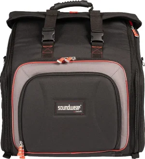 Schwarze Soundwear 2072st.r01 Steirische Harmonika Gig Bag mit grauer Fronttasche und roten Akzenten an Reißverschlüssen, Gurten und Nähten, verschlossen mit zwei schwarzen Schnallen oben.