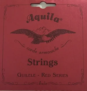 Nahaufnahme einer roten Verpackung für Aquila 153C Guitarlele Saiten, die ein stilisiertes Adler- und Bergmotiv, den Markennamen "Aquila", den Text "Strings" und "GUILELE - Red Series" in dunkler Schrift zeigt.