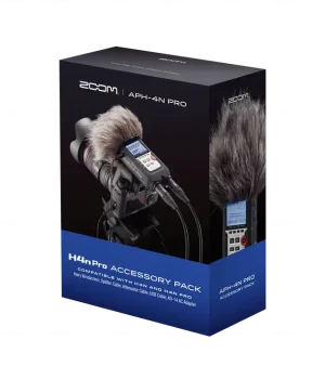 Eine rechteckige, blau und schwarze Produktverpackung des Zoom APH-4nPro Zubehörpakets wird vor schwarzem Hintergrund gezeigt.