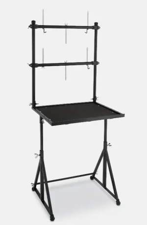 Schwarzer Latin Percussion LP 760 A Percussion Tisch mit höhenverstellbaren Beinen, einer rechteckigen Ablagefläche und Hängestangen für Musikinstrumente.