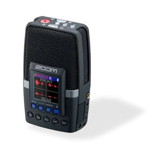 Ein schwarzer Zoom H2essential Aufnahme-Recorder steht vor einem schwarzen Hintergrund und zeigt ein Display mit einer roten grafischen Darstellung von Front- und Rear-Audiokanalen sowie blaue und graue Bedienelemente.